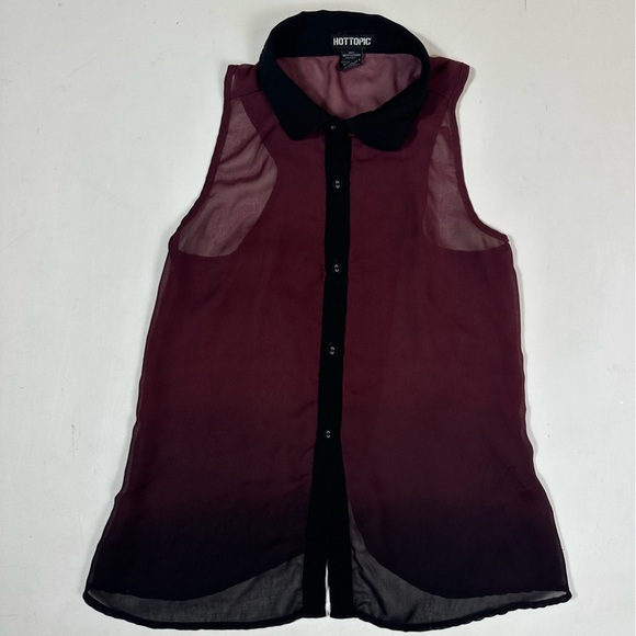 Red and Black Sleeveless Blouse with Peter Pan Collar - Picture 2 of 6
